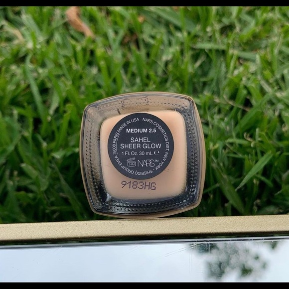 NARS - Sheer Glow Foundation - Picture 2 of 2